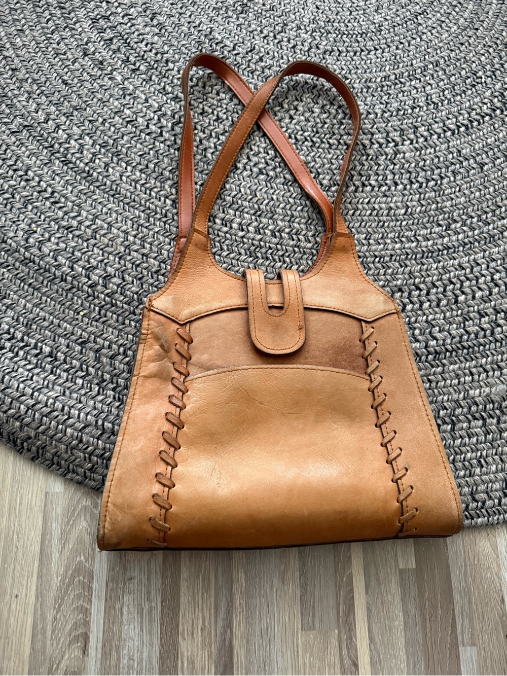 Vintage hamade leather shoulder bag, front snap pocket, small inside zipper pock